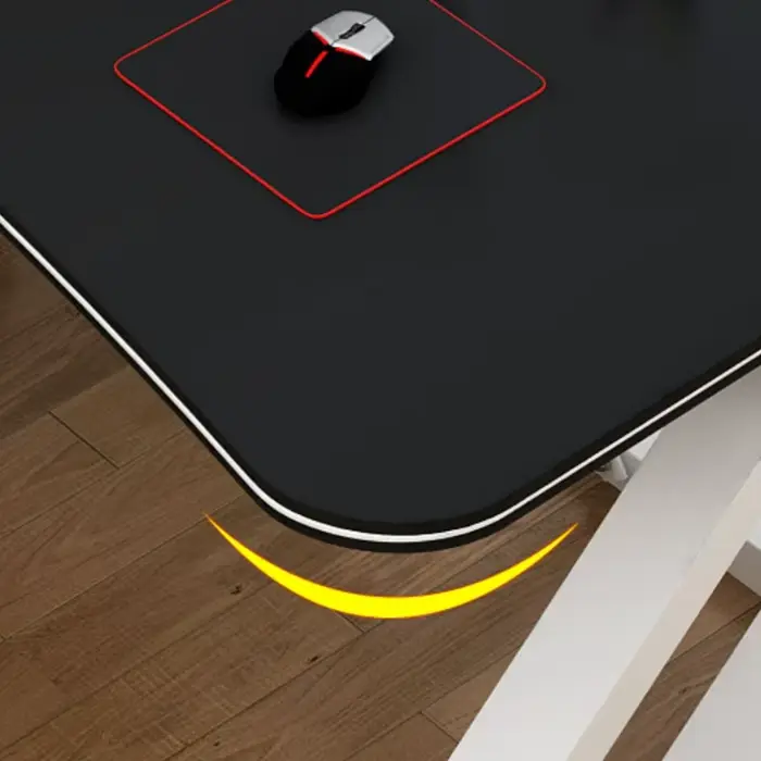 Bureau moderne simple pour ordinateur gamer